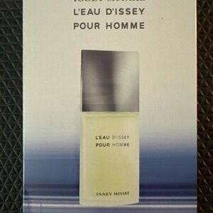 Issey Miyake L'Eau d'Issey Pour Homme Set with Silver and Cream Accents